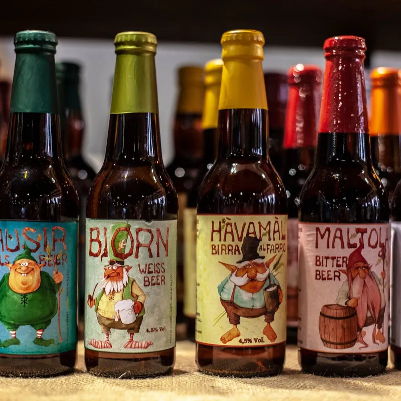 Botellas de cerveza artesanal con etiquetas ilustradas
