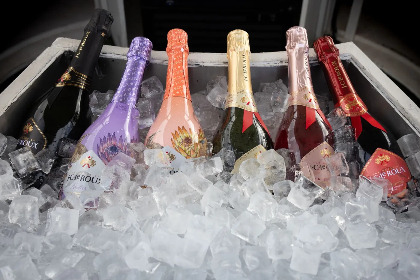 Botellas de espumante en hielo