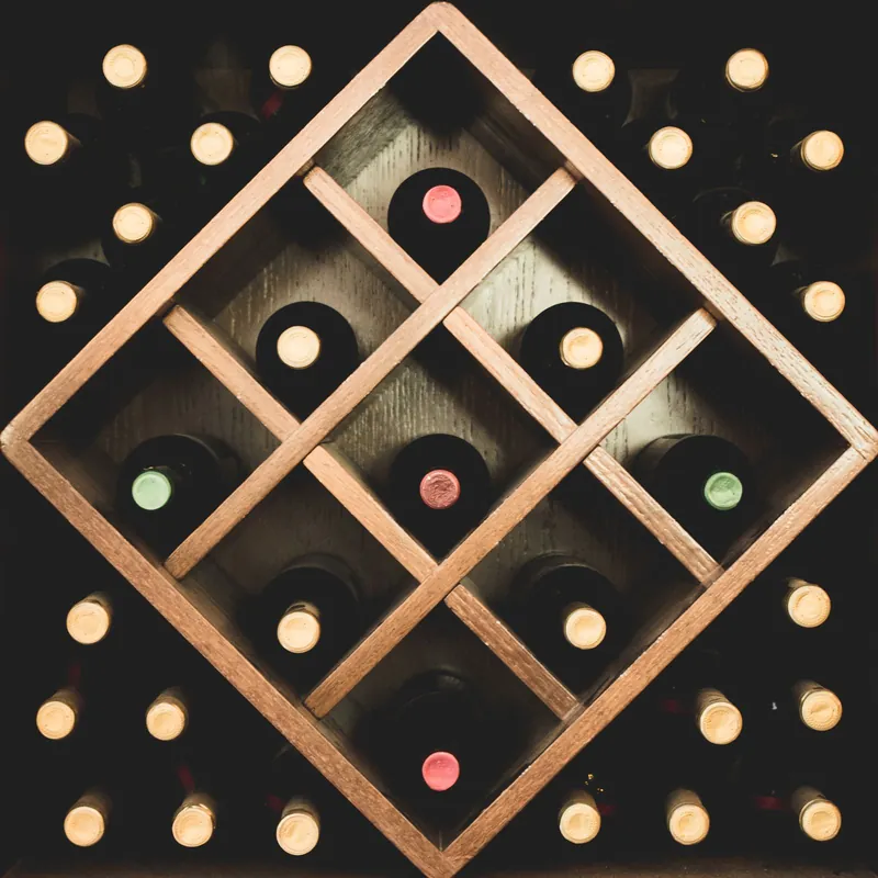 Cava con botellas de vino