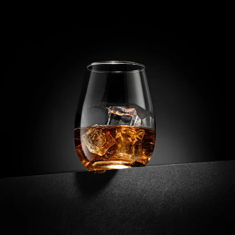 Vaso de whisky con hielo